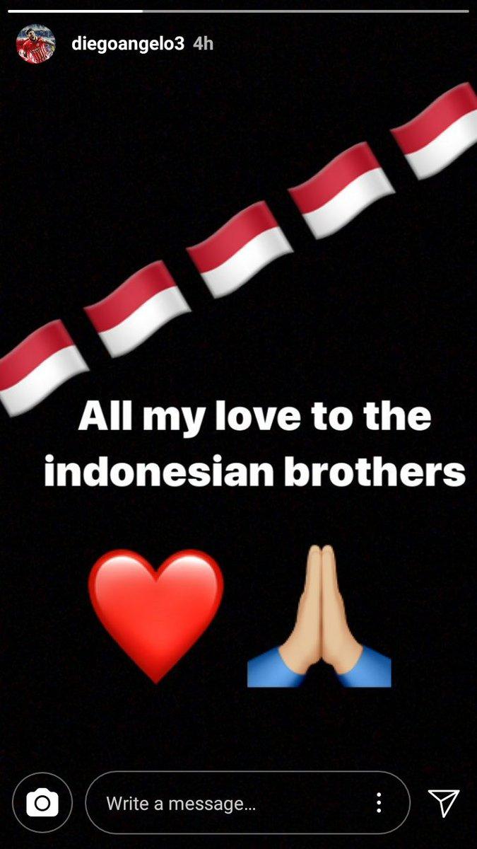 Diego Angelo memberikan cinta kepada suporter Persija. Copyright: Instagram.com/diegoangelo3