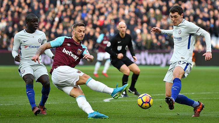 Pemain Chelsea tidak bisa menghalau tendangan Marko Arnautovic sehingga membuahkan gol. Copyright: INDOSPORT