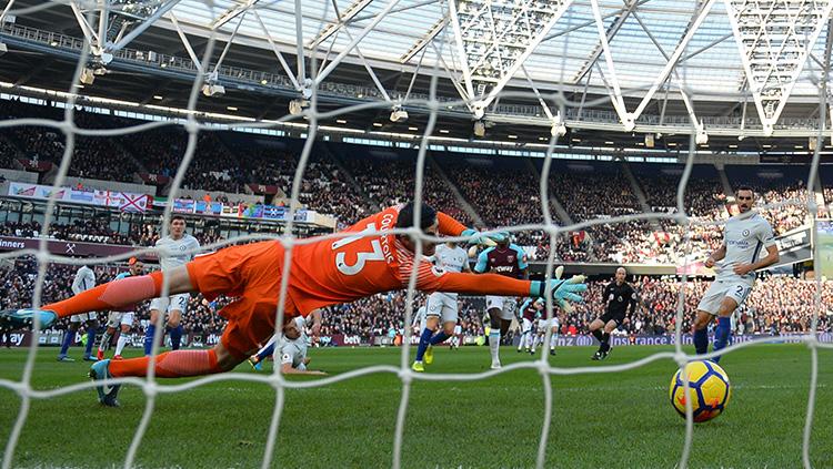 Thibaut Courtois tidak bisa menepis tendangan dari Marko Arnautovic. Copyright: INDOSPORT