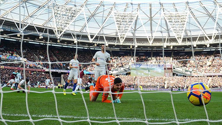 Momen gawang Thibaut Courtois saat dibobol Marko Arnautovic. Copyright: INDOSPORT