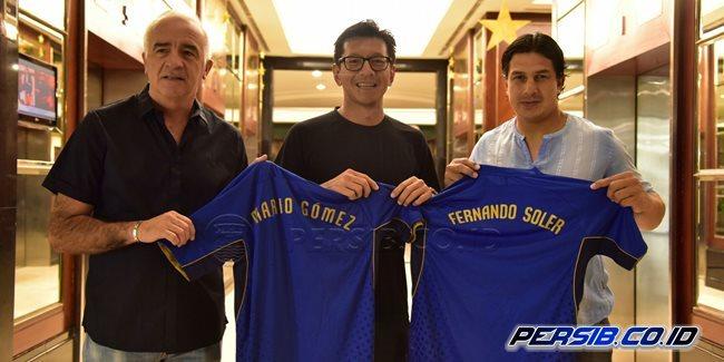 Direktur PT PBB, Teddy Tjahyono berfoto bersama Mario Gomez dan Fernando Soler Copyright: Persib.co.id