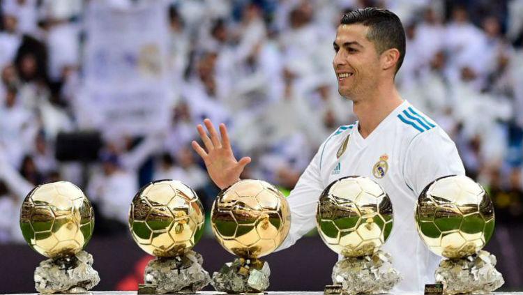 Ronaldo memamerkan 5 Ballon dOr miliknya sebelum laga Madrid vs Sevilla. Copyright: INDOSPORT