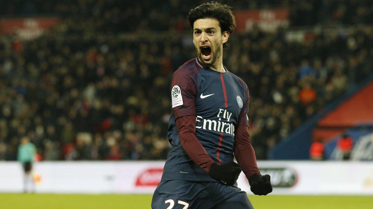 Javier Pastore merayakan golnya ke gawang Lille. Copyright: Twitter/@PSG_English