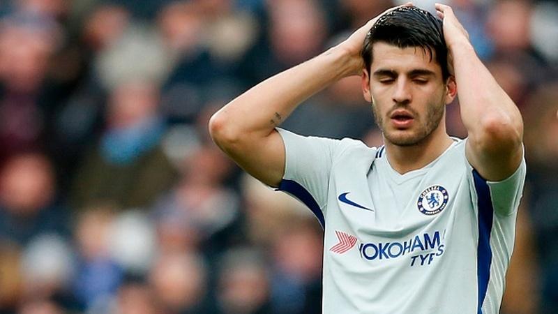 Alvaro Morata pasca membuang kesempatan emas untuk mencetak gol ke gawang West Ham. Copyright: INDOSPORT