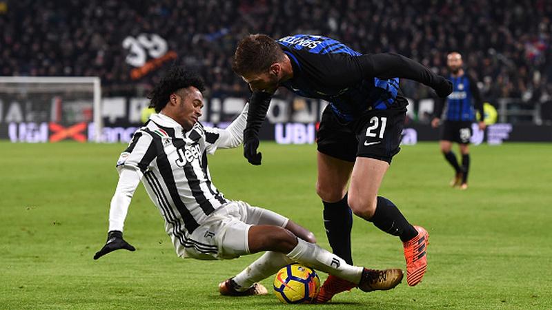 Juan Cudrado harus berjibaku dengan Davide Santon. Copyright: INDOSPORT