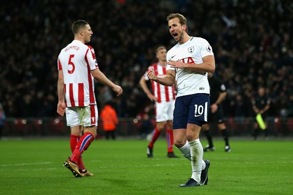 Harry Kane merayakan golnya ke gawang Stoke City. Copyright: INDOSPORT