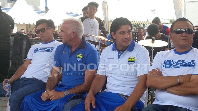 Roberto Carlos Mario Gomez saat diperkenalkan di depan Bobotoh. Copyright: INDOSPORT/Arief Rahman