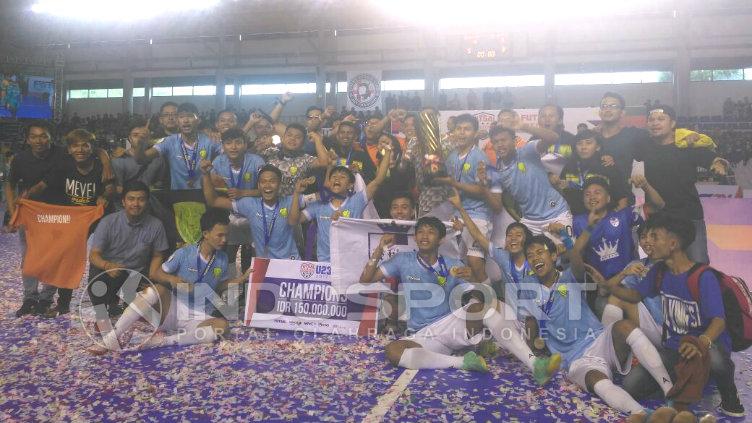 Dekings jadi juara Liga Futsal Nusantara 2017. Copyright: INDOSPORT/Petrus Manus Da