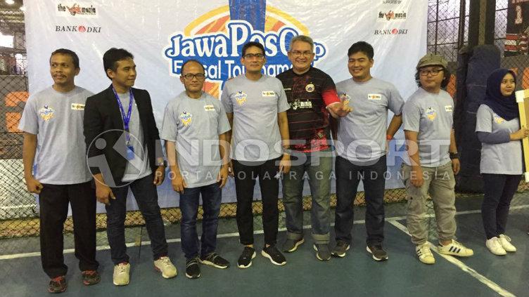 Wagub DKI, Sandiaga Uno di tengah-tengah turnamen futsal di Ciputat. Copyright: INDOSPORT/M.Adiyaksa