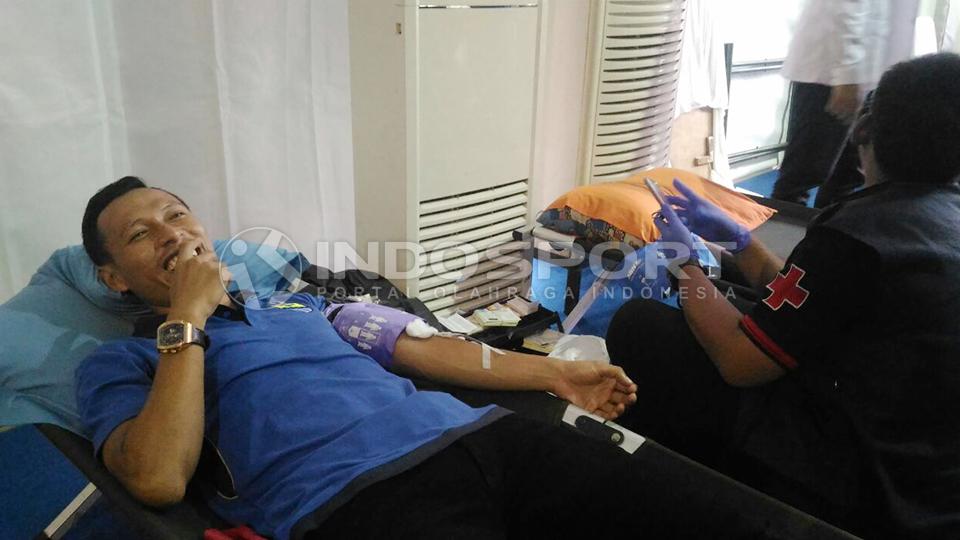 Pemain Persib Bandung, Jajang Sukmara mengikuti kegiatan donor darah. Copyright: INDOSPORT/Gita Agiet