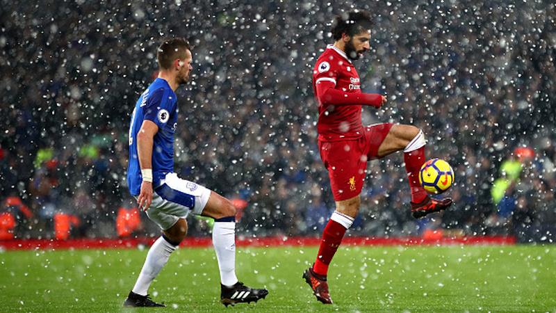 Mohamed Salah tengah mengontrol bola. Copyright: INDOSPORT