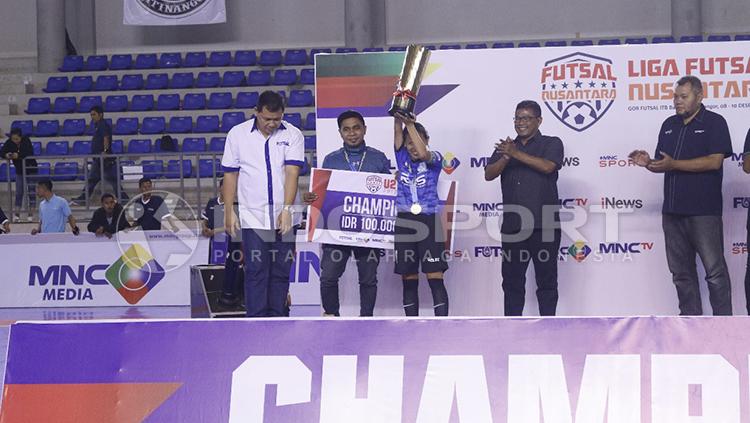 Kapten tim futsal Pansa FC mengangkat Piala Liga Nusantara 2017 Copyright: INDOSPORT/Petrus Manus Da Yerimon