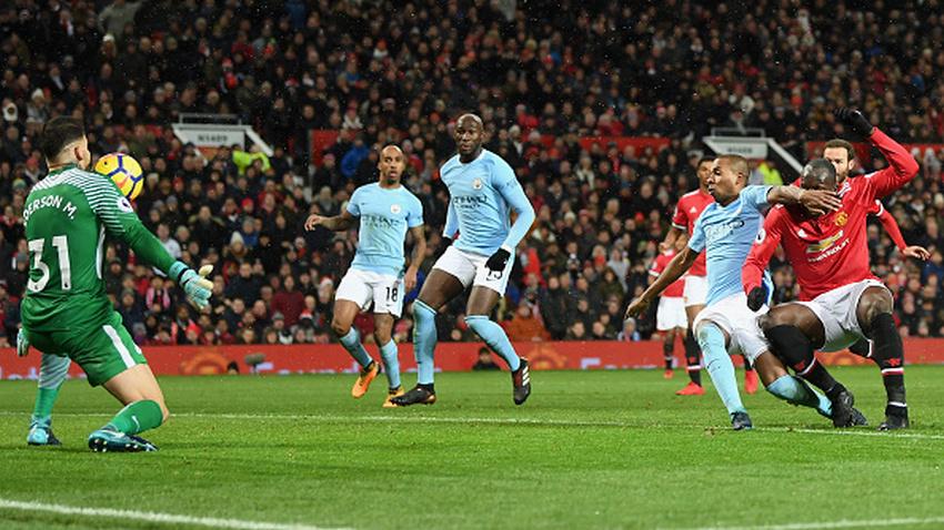 Momen saat Ederson menahan sepakan keras Romelu Lukaku dengan pundaknya. Copyright: INDOSPORT