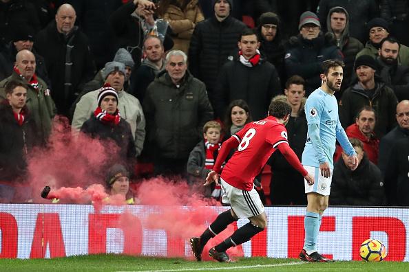 Juan Mata melempar flare keluar lapangan. Copyright: INDOSPORT