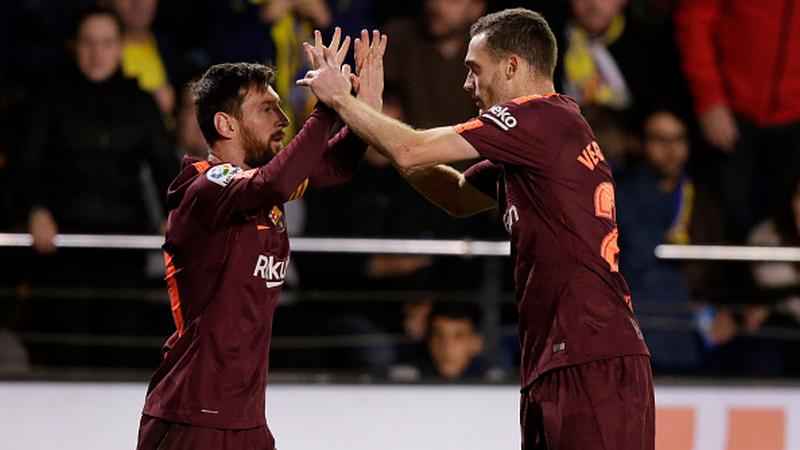 Lionel Messi berselebrasi dengan Vermalen. Copyright: INDOSPORT