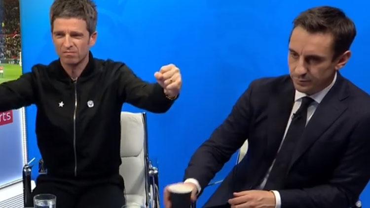 Noel Gallagher dan Gary Neville saat menonton Derby Manchester di Studio Sky Sport Copyright: Istimewa