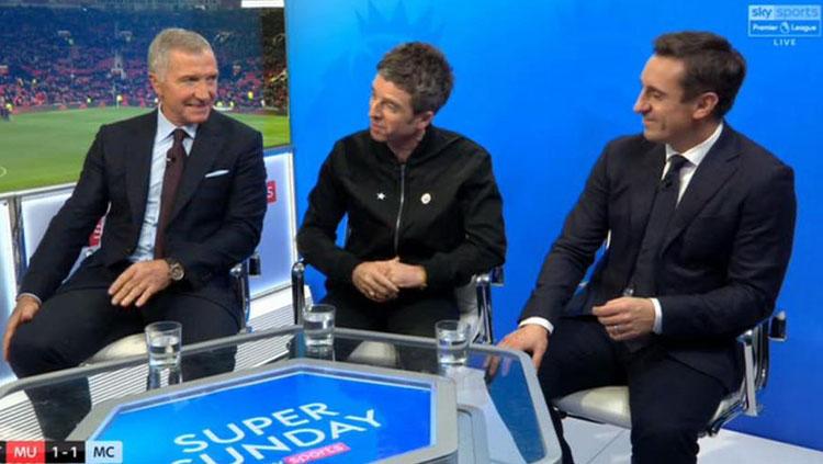 Noel Gallagher dan Gary Neville saat menonton Derby Manchester di Studio Sky Sport Copyright: Istimewa