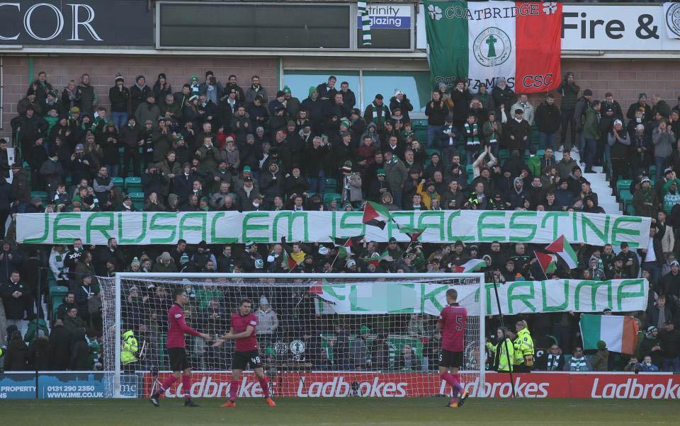Suporter Celtic bentangkan banner pro Palestina. Copyright: The Sun