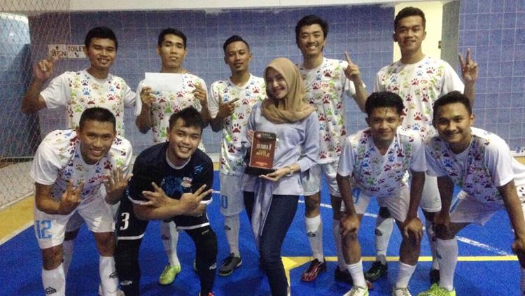 Siti Ma'muroh (tengah), Manajer DLS FC Banyumas.