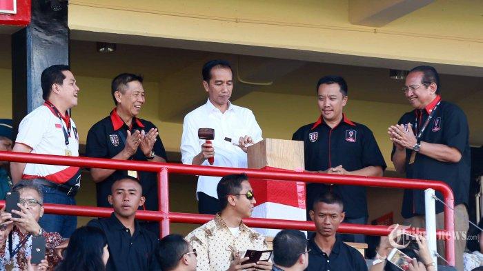Presiden Jokowi secara simbolis memahat Piala Presiden usai memberikan sambutan Copyright: Tribunnews.com