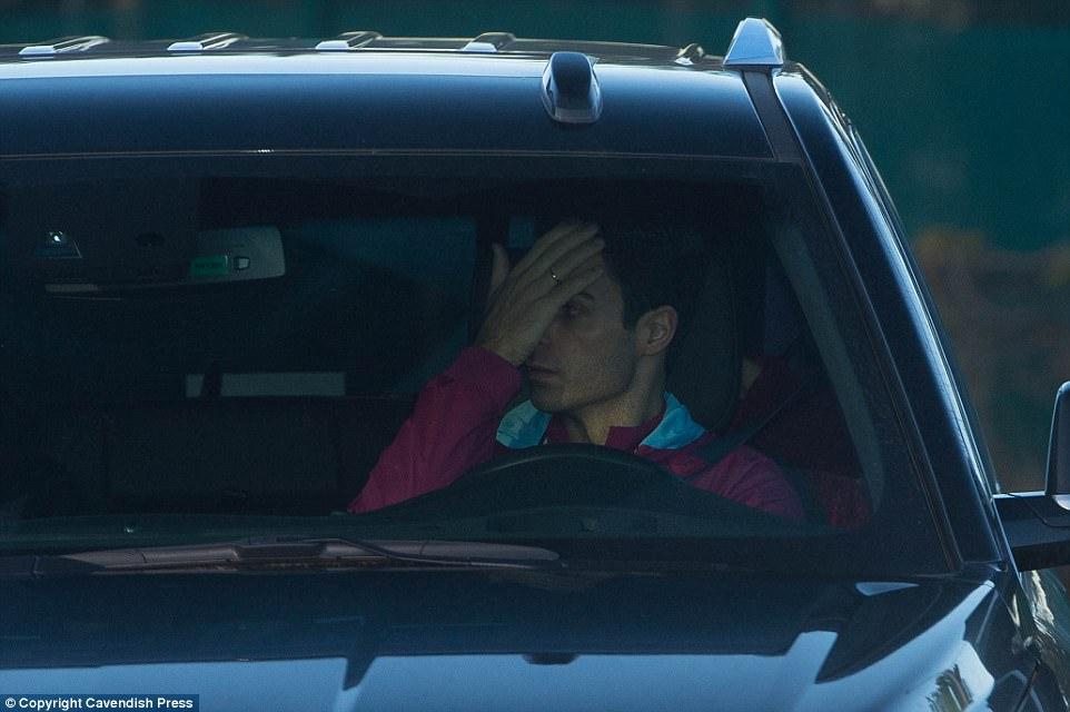 Mikel Arteta menutupi luka di kepalanya. Copyright: Daily Mail