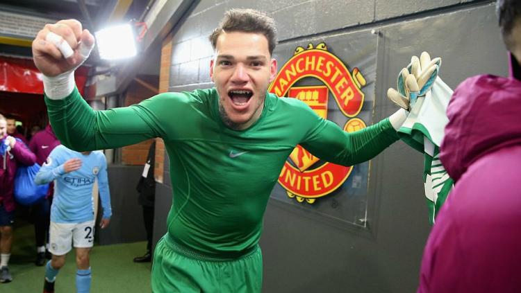 Ederson, kiper Manchester City selebrasi usai kalahkan Manchester United.