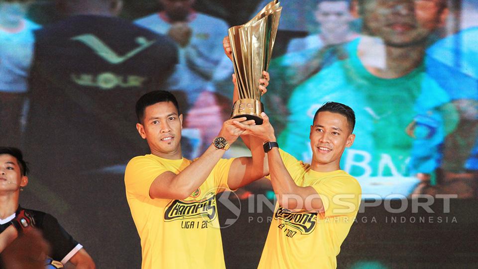 Indra Kahfi dan Jajang Mulyana tidak bisa menyembunyikan ekspresi bahagia saat mengangkat trofi juara Liga 1.