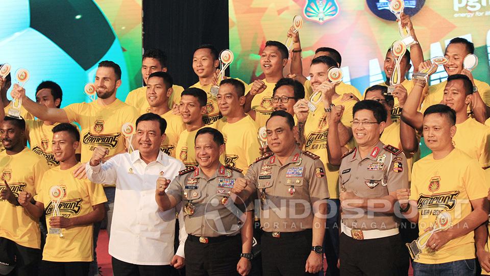 Seluruh penggawa Bhayangakra FC berfoto bersama dengan jajaran manajemen.