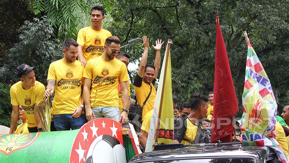 Pemain Bhayangkara FC diarak menggunakan mobil pawai yang dibuat khusus.