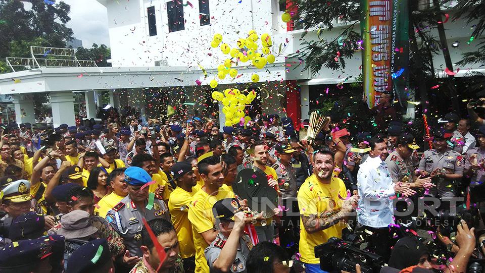 Sejumlah balon dan kertas confetti mengiringi pawai gelar juara Bhayangkara FC.