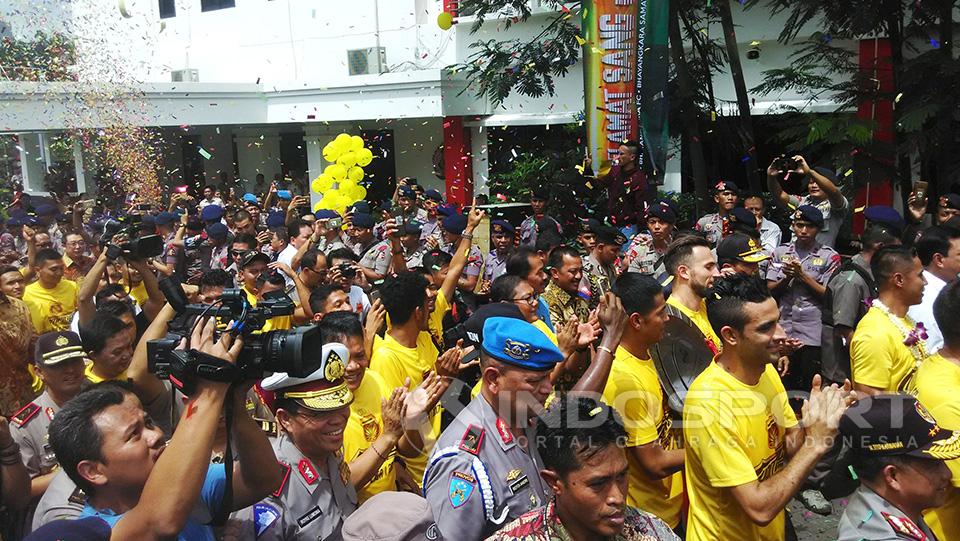 Perayaan gelar juara Liga 1 yang diraih Bhayangkara FC juga diikuti sejumlah anggota kepolisian.