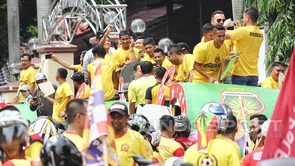 Keramaian yang terjadi saat pemain Bhayangkara FC melakukan pawai perayaan gelar juara Liga 1.