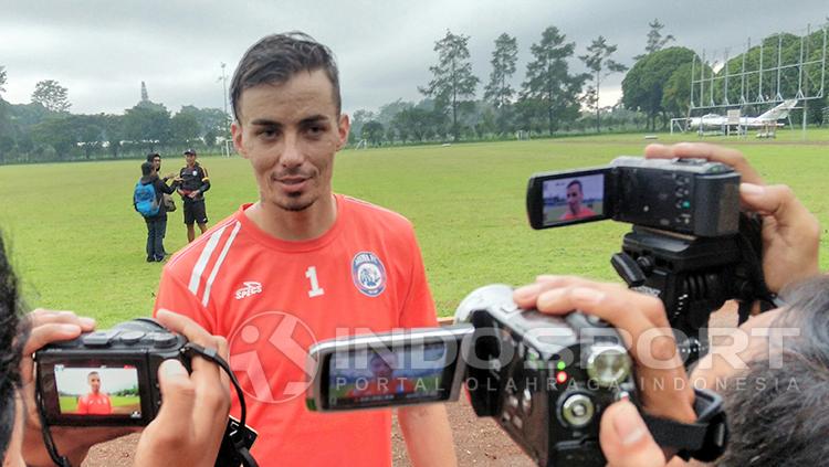 Pemain asing baru Arema FC Rodrigo Ost Dos Santos, sedang menjawab pertanyaan wartawan.