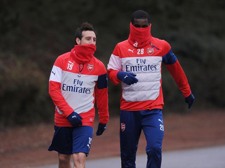 Dua bintang Arsenal menggunakan Snood Copyright: The Sun