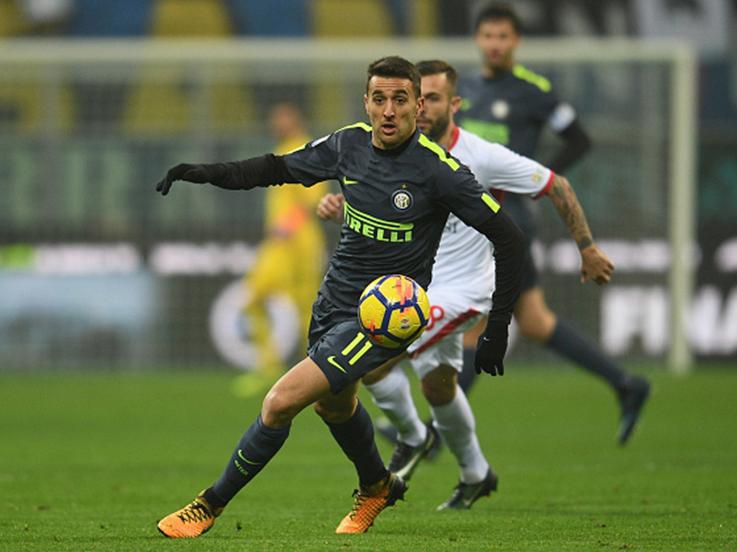 Pemain Inter Milan, Matias Vecino tengah berebut bola dengan pemain Pordenone Copyright: INDOSPORT