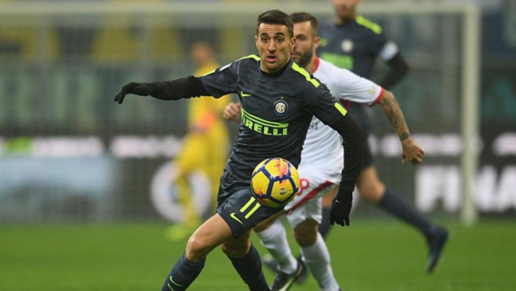 Pemain Inter Milan, Matias Vecino tengah berebut bola dengan pemain Pordenone Copyright: INDOSPORT