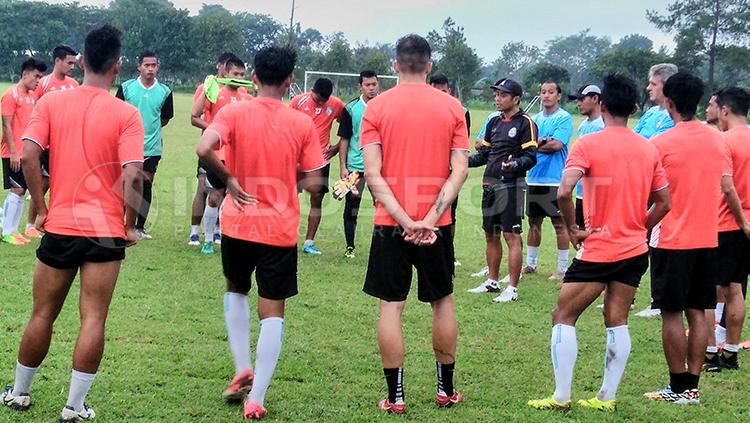 Pelatih Arema FC, Joko Susilo (jaket hitam) saat memberi instruksi ke anak asuhnya. Copyright: Ian Setiawan/INDOSPORT