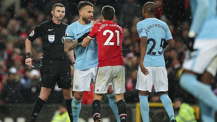 Nicolas Otamendi saat adu mulut dengan Ander Herrera. Copyright: INDOSPORT