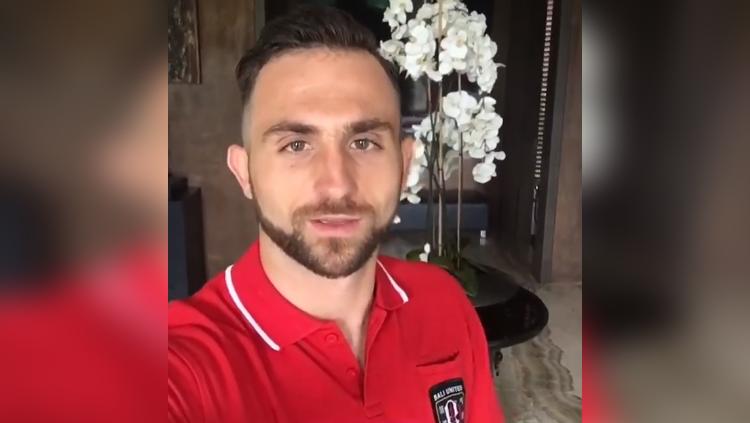 Ilija Spasojevic resmi mengenakan jersey Bali United. Copyright: Instastory Ilija Spasojevic