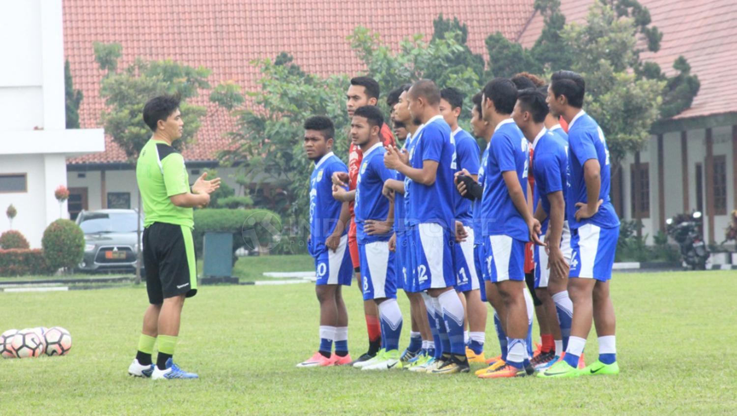 Para pemain Persib Bandung saat mendengarkan arahan.