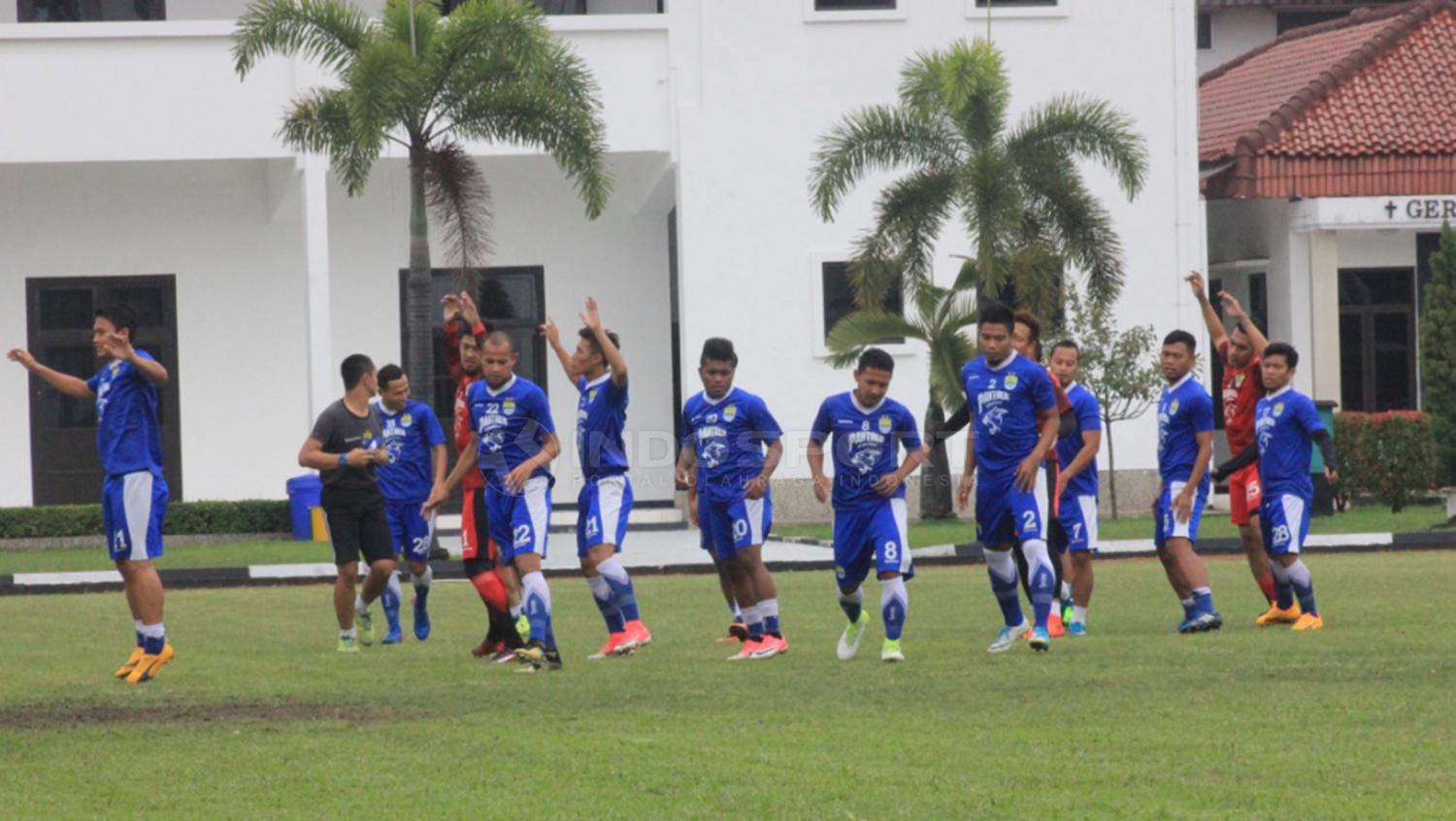 Situasi latihan para pemain Persib Bandung bersama Mario Gomez. Copyright: Arif Rahman/INDOSPORT