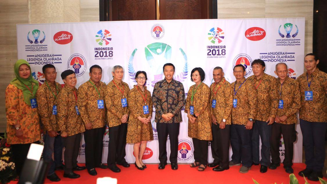 Kemenpora Imam Nahrawi (tengah) mengadakan malam penganugerahan untuk para legenda olahraga Indonesia.