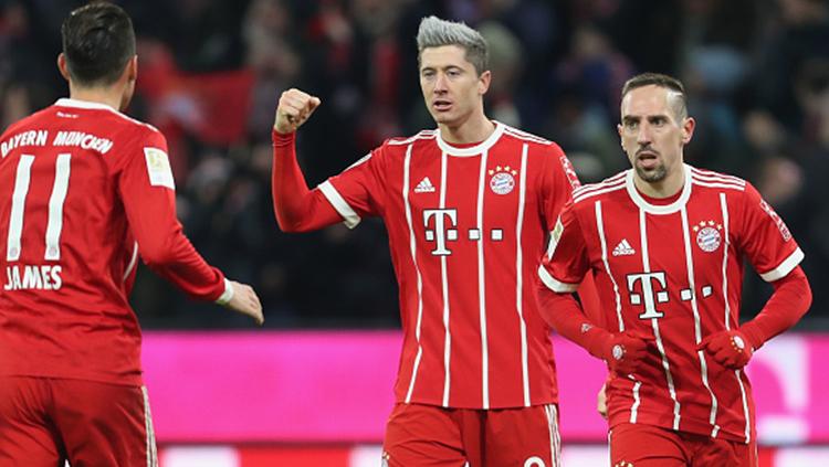 Robert Lewandowski (tengah) merayakan gol bersama Ribéry dan James Copyright: INDOSPORT