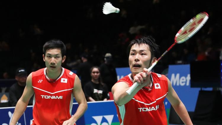 Eks bintang bulutangkis ganda putra Jepang, Takeshi Kamura, comeback di Indonesia Open 2023 sebagai pelatih dan gaet Hendra Setiawan jadi partner swafoto. - INDOSPORT