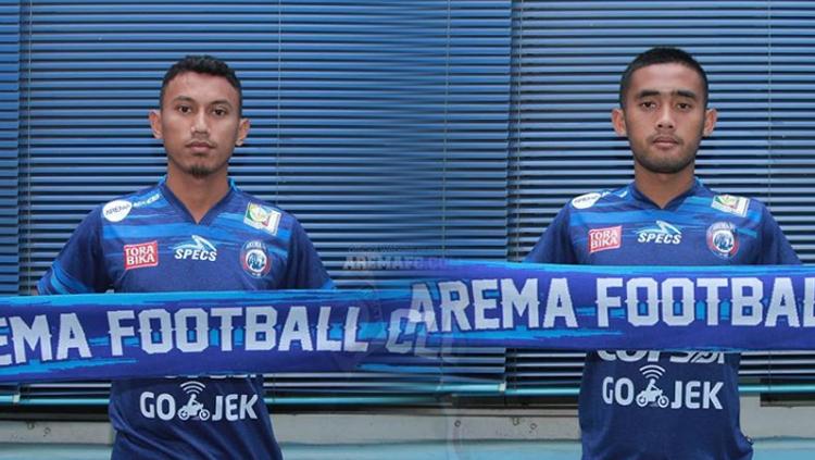 Agil Munawar (kanan) dan Rivaldy Bawuo. Copyright: aremafcofficial Verified Follow