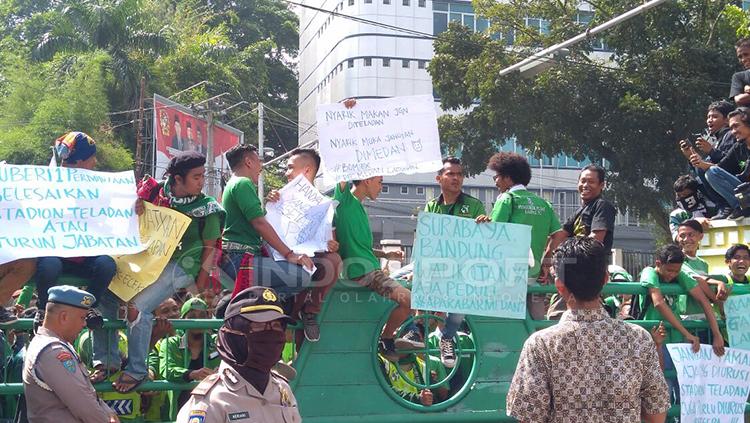 Suporter PSMS Medan melakukan unjuk rasa di depan kantor Walikota Medan. Copyright: Kesuma Ramadhan/INDOSPORT