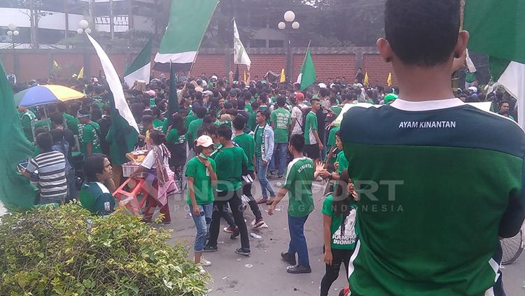 Suporter PSMS Medan melakukan unjuk rasa di depan kantor Walikota Medan. Copyright: Kesuma Ramadhan/INDOSPORT