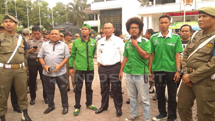 Sejumlah Suporter PSMS Medan melakukan unjuk rasa di depan kantor Walikota Medan.