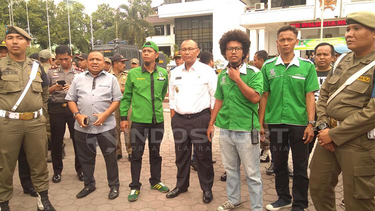 Sejumlah Suporter PSMS Medan melakukan unjuk rasa di depan kantor Walikota Medan. - INDOSPORT