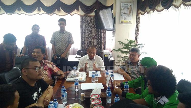 Diskusi suporter PSMS Medan dengan Walikota Medan. Copyright: Kesuma Ramadhan/INDOSPORT